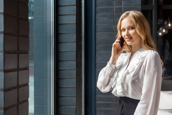 Retrato de feliz exitosa mujer de negocios sonriendo a la cámara y — Foto de Stock