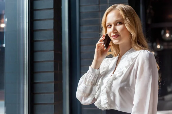 Retrato de mujer de negocios astuta inteligente hablando por teléfono y smi — Foto de Stock