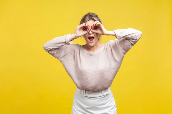 Retrato Mujer Joven Sorprendida Con Pelo Rubio Blusa Beige Casual —  Fotos de Stock