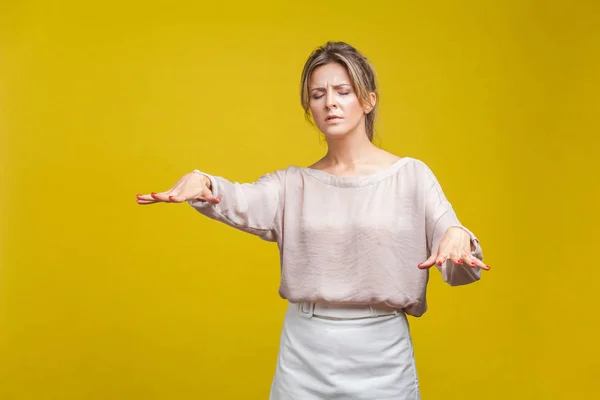 Porträtt Förvirrad Blind Ung Kvinna Med Ljust Hår Avslappnad Beige — Stockfoto