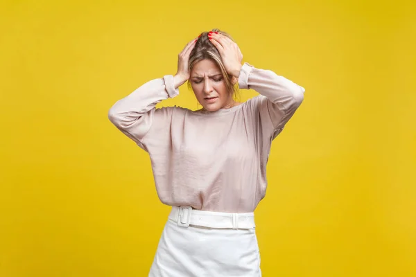 Retrato Uma Jovem Deprimida Doente Com Cabelos Claros Blusa Casual — Fotografia de Stock