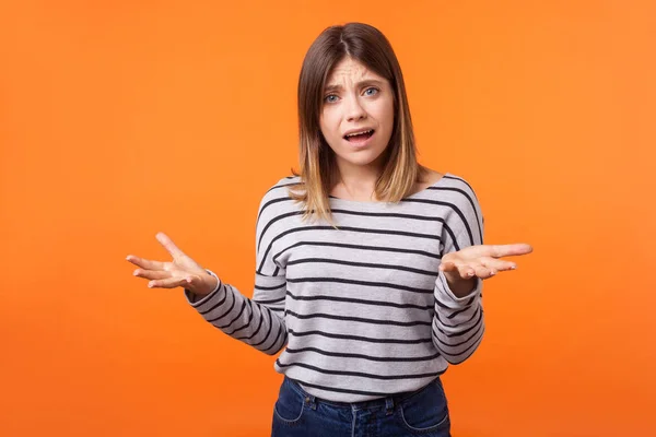 Preguntando Por Qué Retrato Mujer Conmocionada Confusa Con Cabello Castaño — Foto de Stock