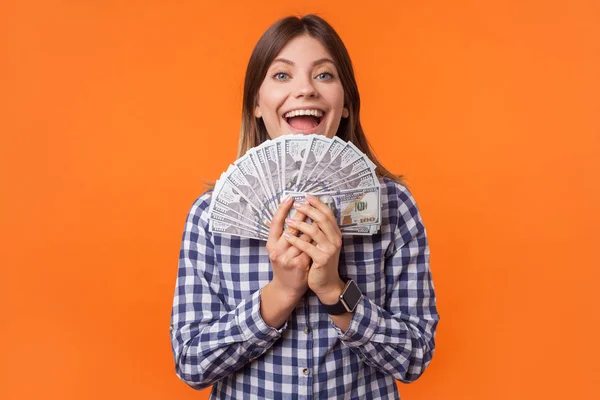 Retrato Mujer Morena Atractiva Rica Con Camisa Cuadros Sosteniendo Billetes — Foto de Stock