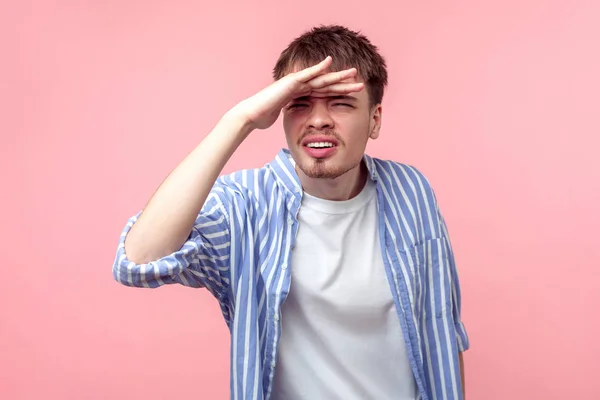 Retrato Hombre Moreno Curioso Con Barba Pequeña Bigote Camisa Casual — Foto de Stock