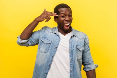 Lütfen öldür beni. Depresyona girmiş, kendini adamış bir adamın portresi. 