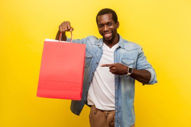 Alışveriş merkezini gösteren hevesli mutlu erkek alıcının portresi.