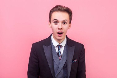 Şaşırmış iş adamının portresi hoş bir şekilde şaşırmış görünüyor. 