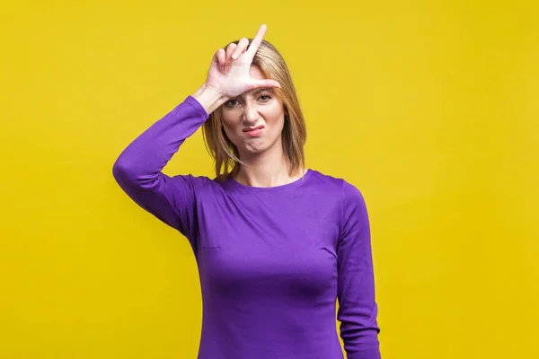 Portrait d'une jeune femme mécontente debout avec la main sur le front — Photo