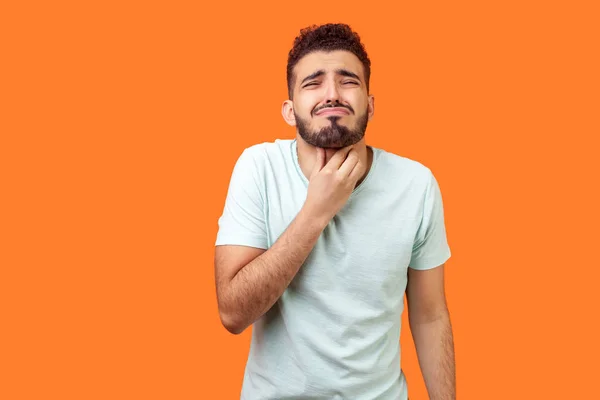 Ontstoken keel. Portret van zieke brunette man lijden pijnlijke th — Stockfoto