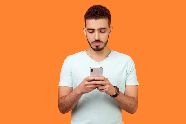 Retrato de un hombre moreno serio y atento con barba en t blanco — Foto de Stock