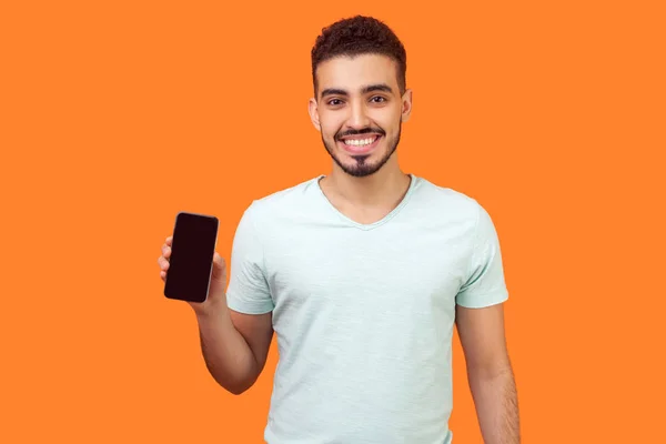 सकारात्मक ब्रुनेट आदमी का चित्र सेलफोन पकड़कर मुस्कुराते हुए , — स्टॉक फ़ोटो, इमेज