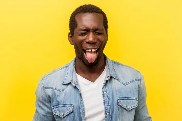 Portrét Pozitivního Bezstarostného Mladého Muže Džínové Neformální Košili Zavřenýma Očima — Stock fotografie