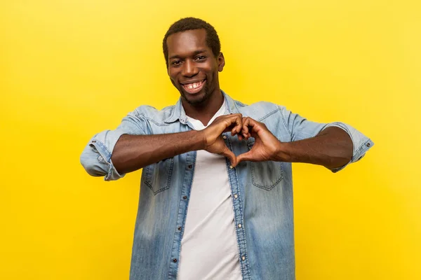 Relaciones románticas. Retrato de hombre alegre guapo haciendo hea — Foto de Stock