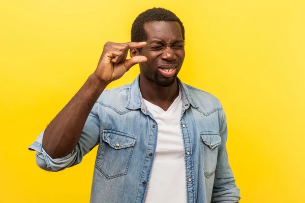 A beliscar o gesto da mão. Retrato de homem positivo mostrando um pouco — Fotografia de Stock