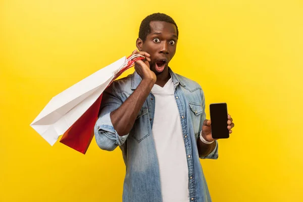 Wow, erstaunliche mobile App für Online-Shopping. überraschter mann holdi — Stockfoto