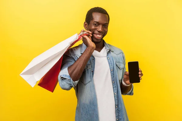 Mobile App für den Online-Einkauf. Porträt eines positiven Menschen — Stockfoto