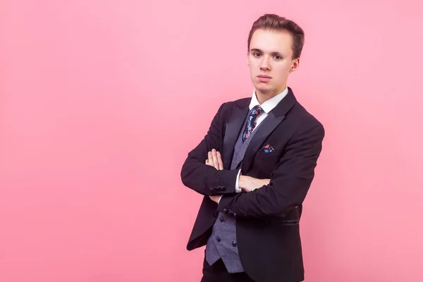 Retrato de homem de negócios inteligente concentrado sério em smoking sta — Fotografia de Stock