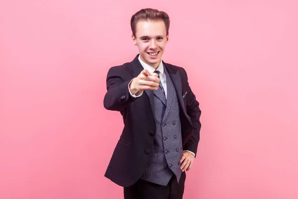 Precisamos de ti! Retrato de empresário elegante de sucesso positivo — Fotografia de Stock