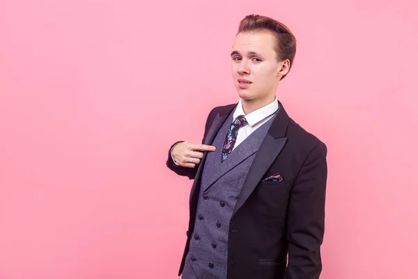 Este sou eu. Retrato do conceituado homem de negócios bem sucedido pointin — Fotografia de Stock