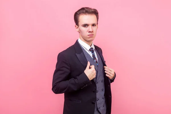 Retrato de jovem empresário arrogante em terno caro olhando — Fotografia de Stock
