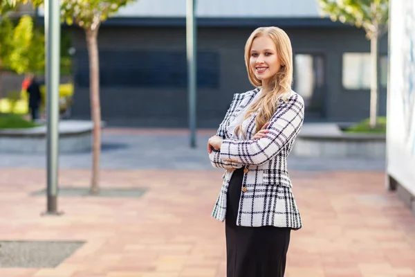 Retrato de impresionante exitosa empresaria de pie con confianza — Foto de Stock