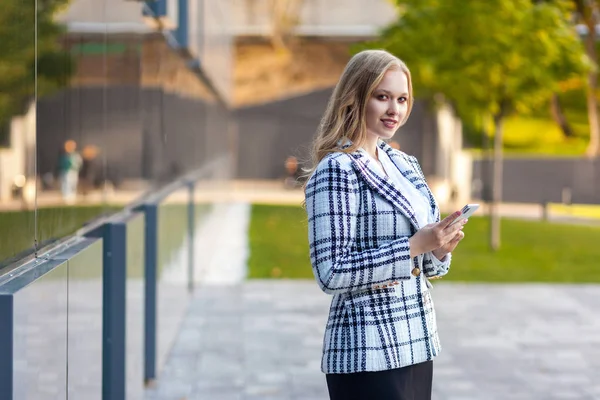 Retrato de hermosa mujer de negocios elegante sosteniendo teléfono inteligente, l — Foto de Stock