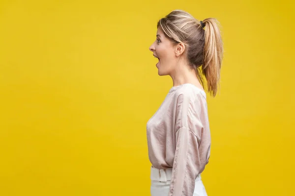 Profil sida syn på glad förvånad blond kvinna med ponytale hai — Stockfoto