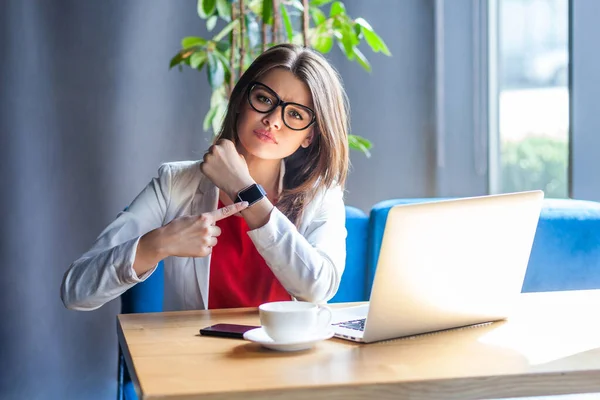 You are late! Portrait of serious stylish brunette young woman i — Stock Photo, Image