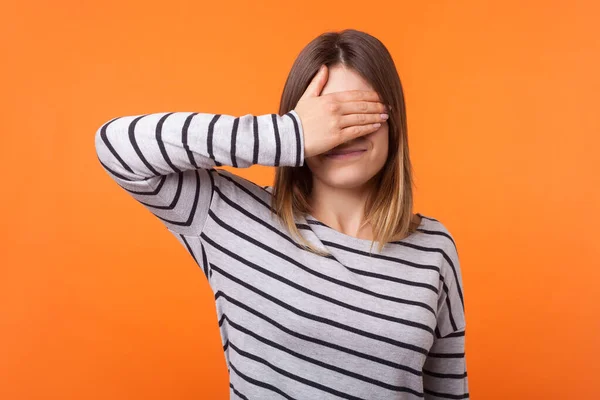 Ik wil hier niet naar kijken. Portret van een jonge bange vrouw met — Stockfoto