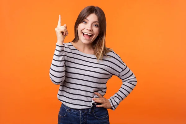 Portrait de jeune femme heureuse inspirée aux cheveux bruns en long s — Photo