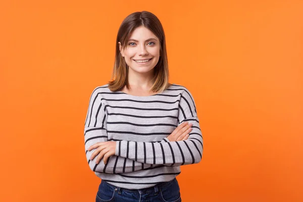 Portrett av en søt, ung kvinne med brunt hår i lang slev – stockfoto