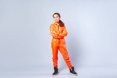 Hip-hop dansçısının tam boy portresi, ciddi bir genç kız sta