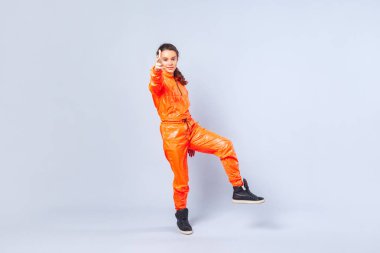 Modayı takip eden genç kız hip-hop yapıyor, zıplıyor.