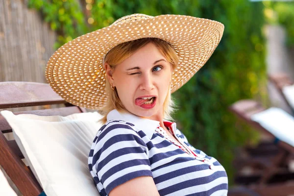 Portret zabawnej Grimace młodej dorosłej kobiety w kapeluszu i — Zdjęcie stockowe