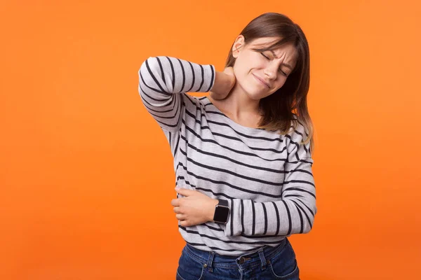 Retrato de mujer enferma cansada con cabello castaño en stri manga larga —  Fotos de Stock