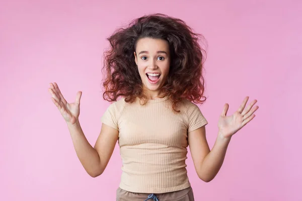 Πορτρέτο της τρελής ενθουσιώδης έφηβος κορίτσι με ανακατεμένο μπούκλα — Φωτογραφία Αρχείου