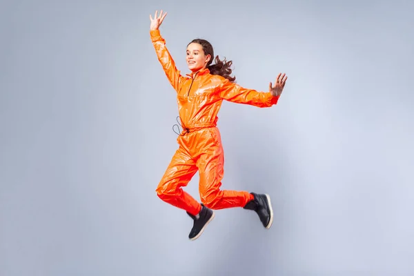 Full length beeld van opgewonden energieke tiener meisje dansen vliegen — Stockfoto