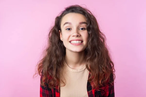 Портрет взволнованной счастливой девочки-подростка с красивым зубом — стоковое фото