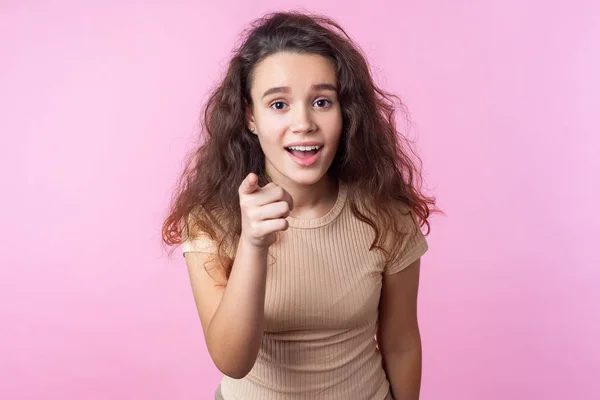 Hallå där! Porträtt av överraskad tonåring flicka med lockigt brunett hai — Stockfoto