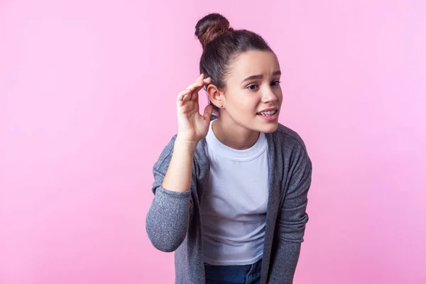 Retrato de linda morena adolescente chica manteniendo la mano cerca de la oreja, secre — Foto de Stock