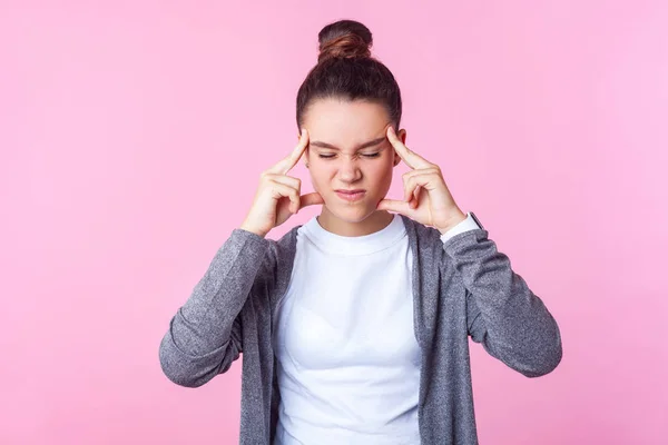 Huvudvärk. Porträtt av ohälsosam stressad brunett tonåring gi — Stockfoto