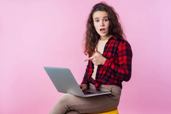 Portrett av frustrert datamaskinbruker, tenåringsjente som peker på lapphet – stockfoto