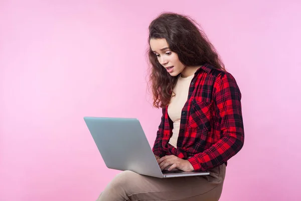 Portrett av misfornøyd tenåringsjente bekymret for laptop-problemer – stockfoto