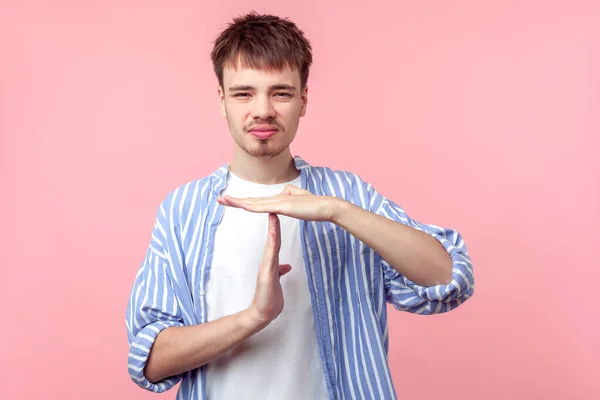 Necesito más tiempo. Retrato de hombre de pelo castaño molesto con pequeño —  Fotos de Stock