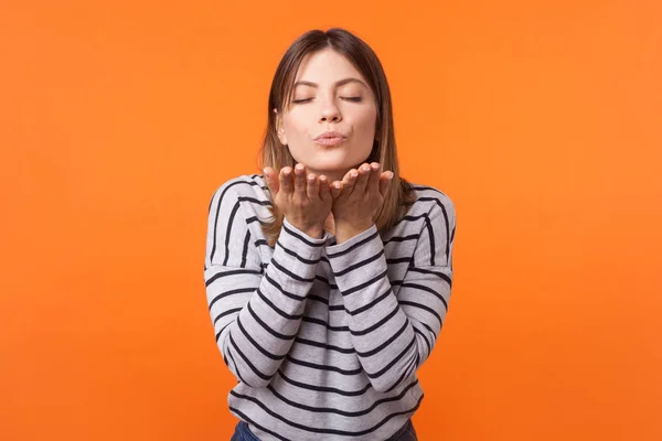 ポートレートの官能的な美しいです若いです女性とともに茶色の髪でロン — ストック写真