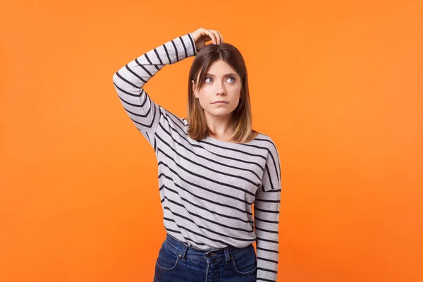 Necesito pensar. Retrato de mujer joven confundida con cabello castaño —  Fotos de Stock