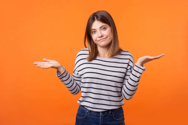 Não sei! Retrato de mulher morena confusa incerta no lon — Fotografia de Stock