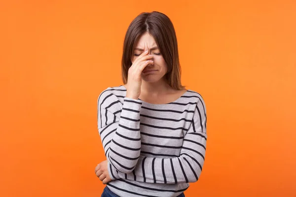 Retrato de una joven deprimida y preocupada con cabello castaño en lon — Foto de Stock