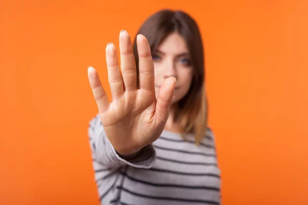 Porträtt av ung brunett kvinna i långärmad randig skjorta sh — Stockfoto