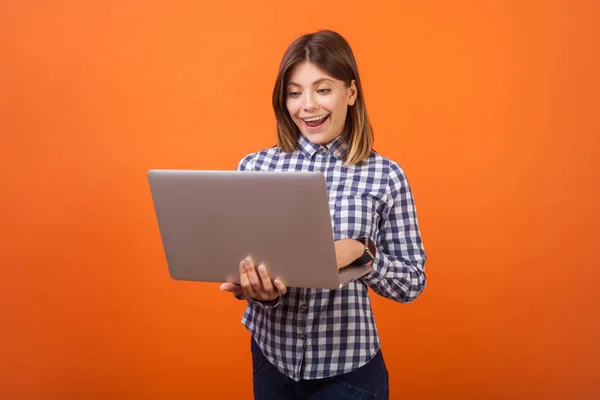 Retrato de mulher ocupada maravilhada com cabelo castanho em camisa casual st — Fotografia de Stock